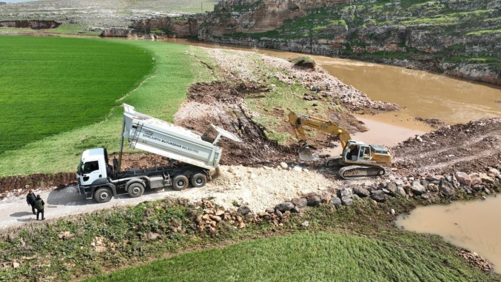 Şanlıurfa Viranşehir’de Sel Hasarlarına Karşı Menfez ve Yol Onarımları Devam Ediyor