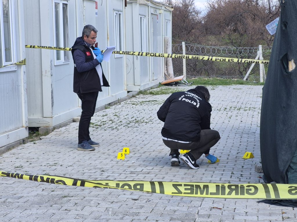 Bacanaklar Arasında Silahlı Kavga: 2 Yaralı