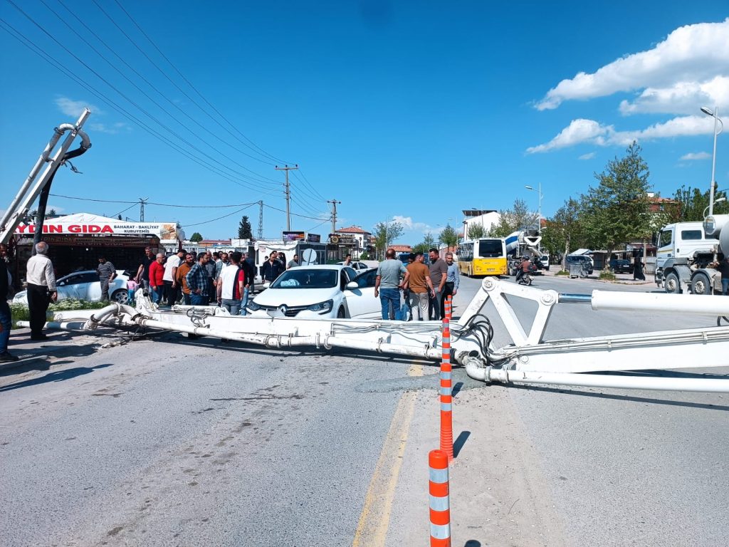 Battalgazi’de İnşaat Kazası: Beton Pompası Caddeye Devrildi