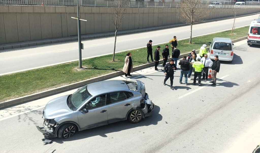 Çevreyolunda Korkutan Kaza: Otomobil Refüje Savruldu