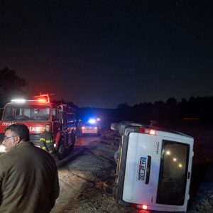 Doğanşehir’de kontrolden çıkan minibüs devrildi