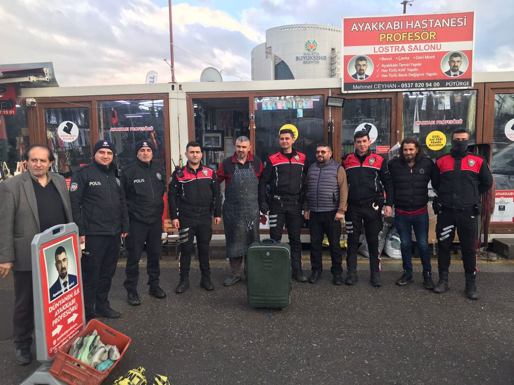 Esnaftan Polise Sürpriz Kutlama: Şüpheli Çanta İhbarı Pastalı Çıktı