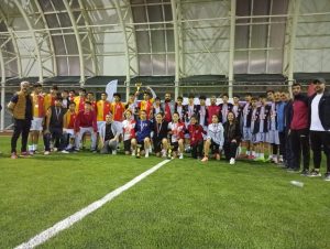 Galata Spor Turnuvada Hem Kızlar Hem Erkeklerle Mücadele Etti