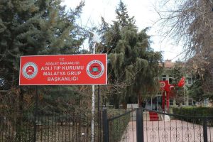 Kale’de Otomobil Uçuruma Yuvarlandı: 70 Yaşındaki Sürücü Hayatını Kaybetti