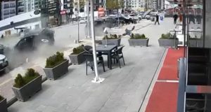 Karakavak’ta Otomobil Park Halindeki Araçlara Çarptı: Kadın Sürücü Yaralandı