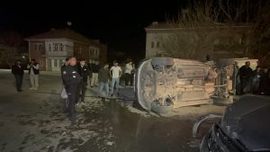 Kavşakta Can Pazarı: Kafa Kafaya Çarpışan Araçlardan Biri Devrildi!