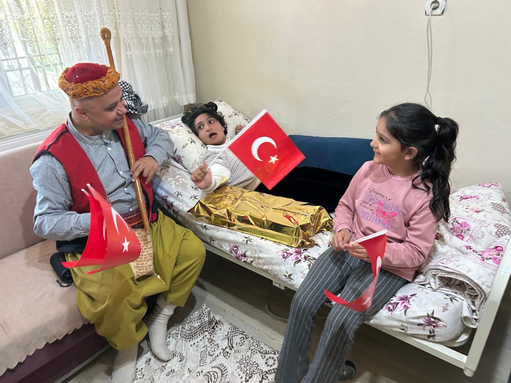 Keloğlan, 23 Nisan Sevincini Özel Çocukların Evine Taşıdı