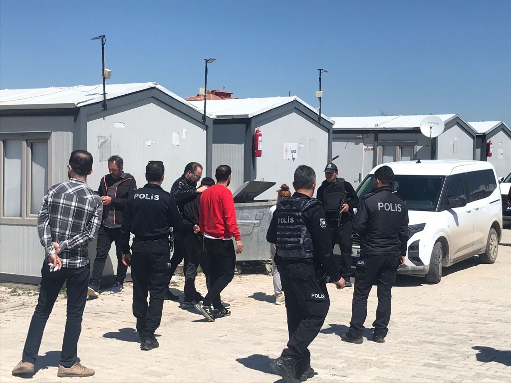 Konteynere Kendisini Kilitledi, Polis Alarma Geçti