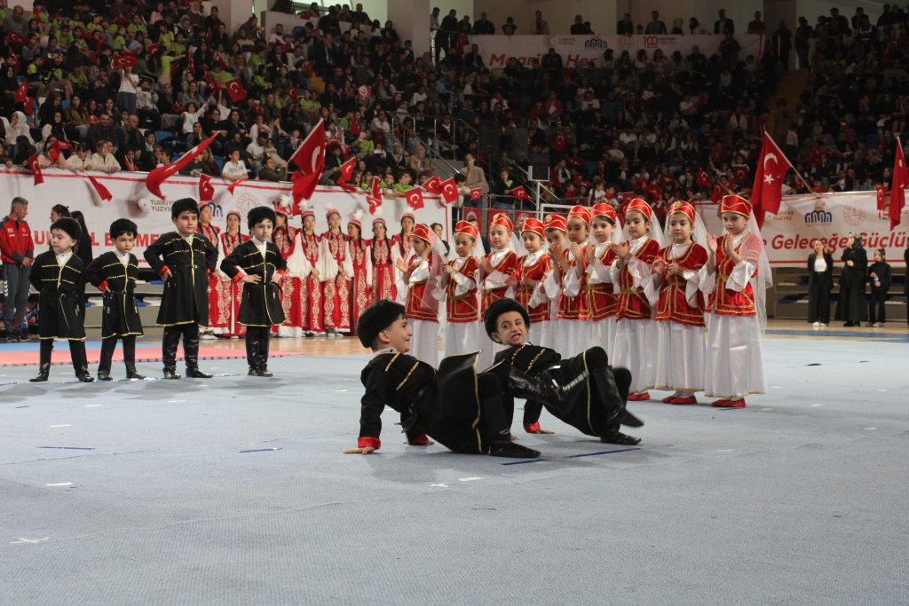 Malatya’da 23 Nisan Coşkusu Salona Sığmadı