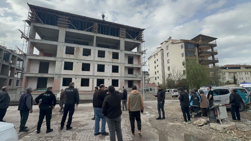 Malatya’da İnşaatta Kriz: Parasını Alamayan İşçi Çatıya Çıkarak İsyan Etti
