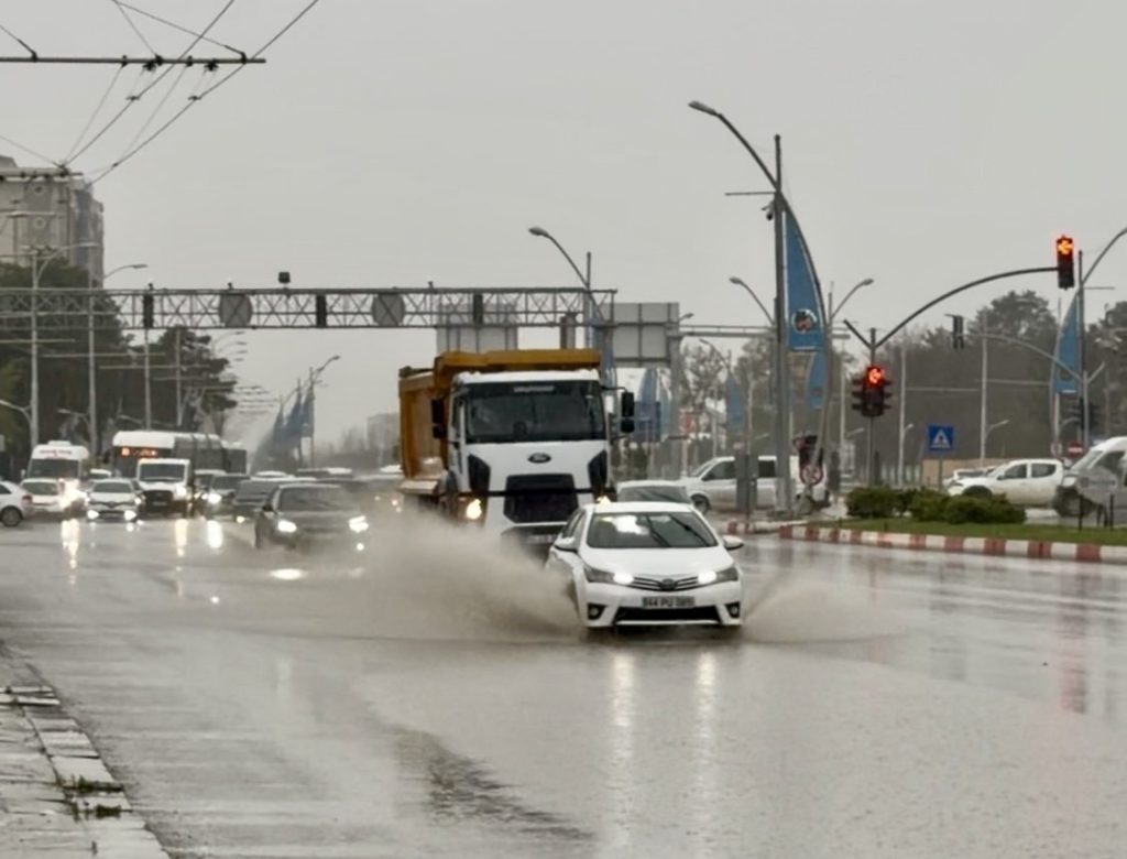 Malatya’da Kısa Süreli Dolu Etkili Oldu