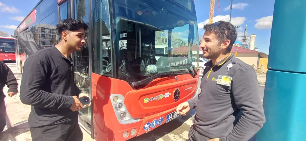 Otobüste Türkü Sürprizi: 21 Yaşındaki Genç Yolculara Moral Oldu