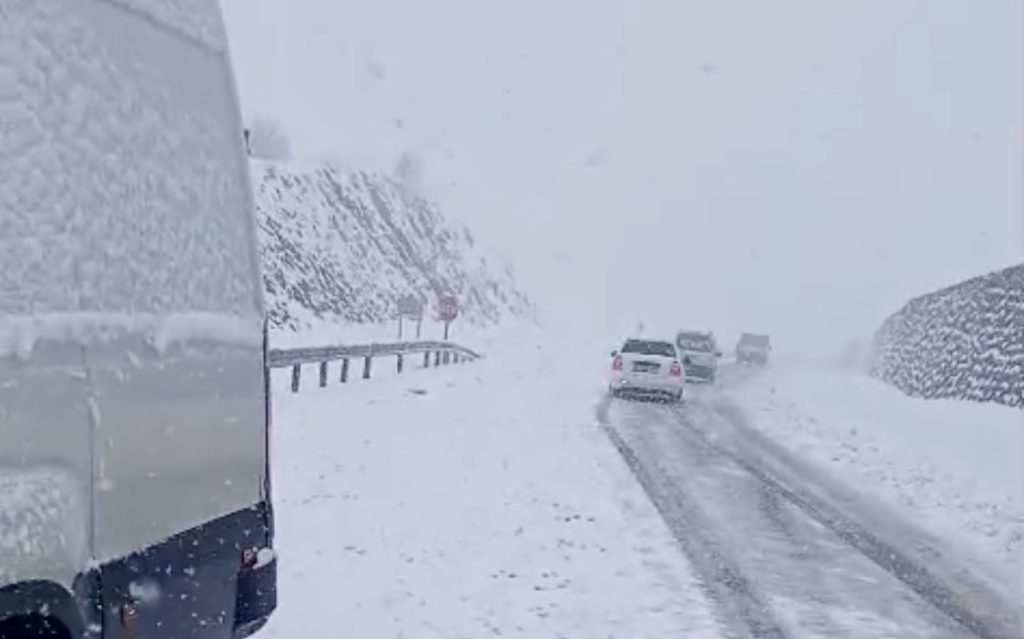 Pütürge Yolunda Kar Esareti: Araçlar Mahsur Kaldı