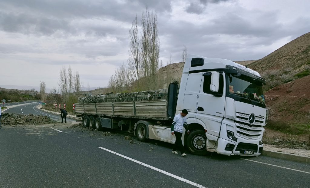Sürücü Direksiyon Başında Uyuyakaldı, Tır Karşı Şeride Geçti