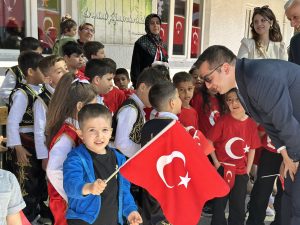 Yazıhan’da 23 Nisan Coşkusu: Kaymakam Kurt Öğrencilerle Bocce Oynadı