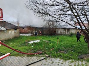 Yeşiltepe’de Depo Yangını Paniğe Neden Oldu