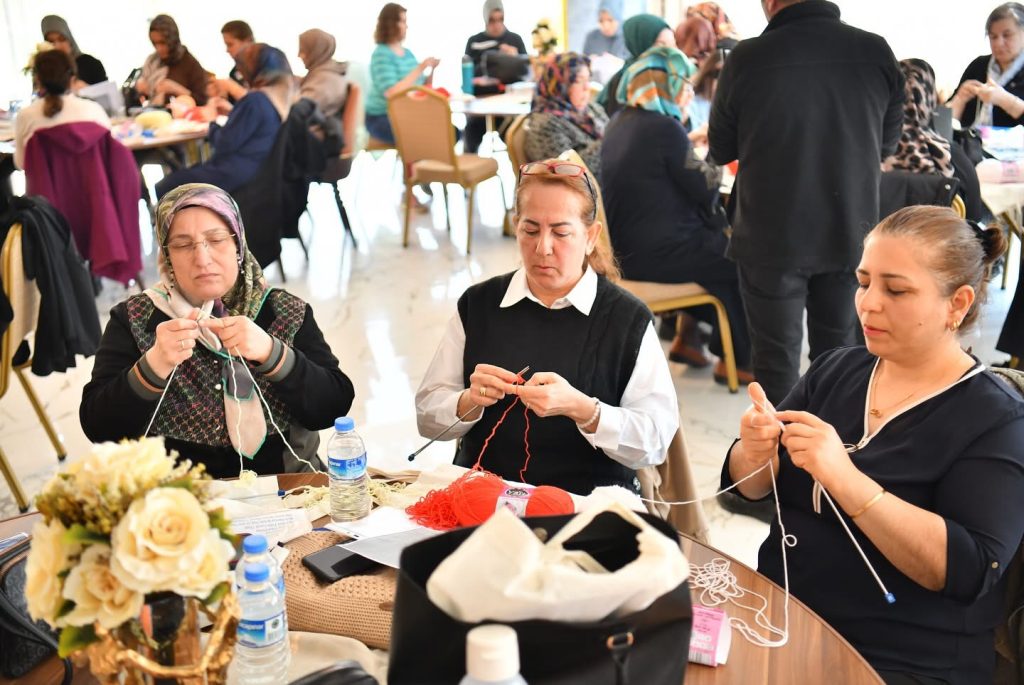 Yeşilyurt’ta Şişler Konuştu, Nefes Kesen Örgü Maratonu