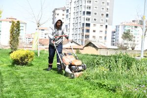 Yeşilyurt’ta Yaz Hazırlığı: Park ve Yeşil Alanlar Yenileniyor
