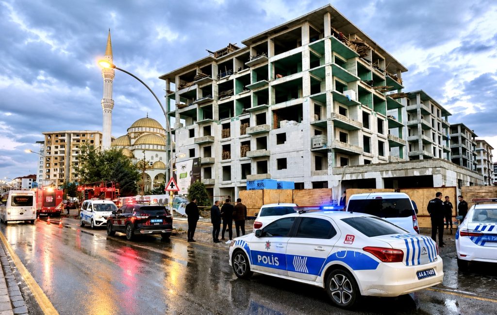 Bayram Öncesi Bir İşçi Eylemi Daha: İnşaatın Çatısına Çıkıp Haklarını Aradılar