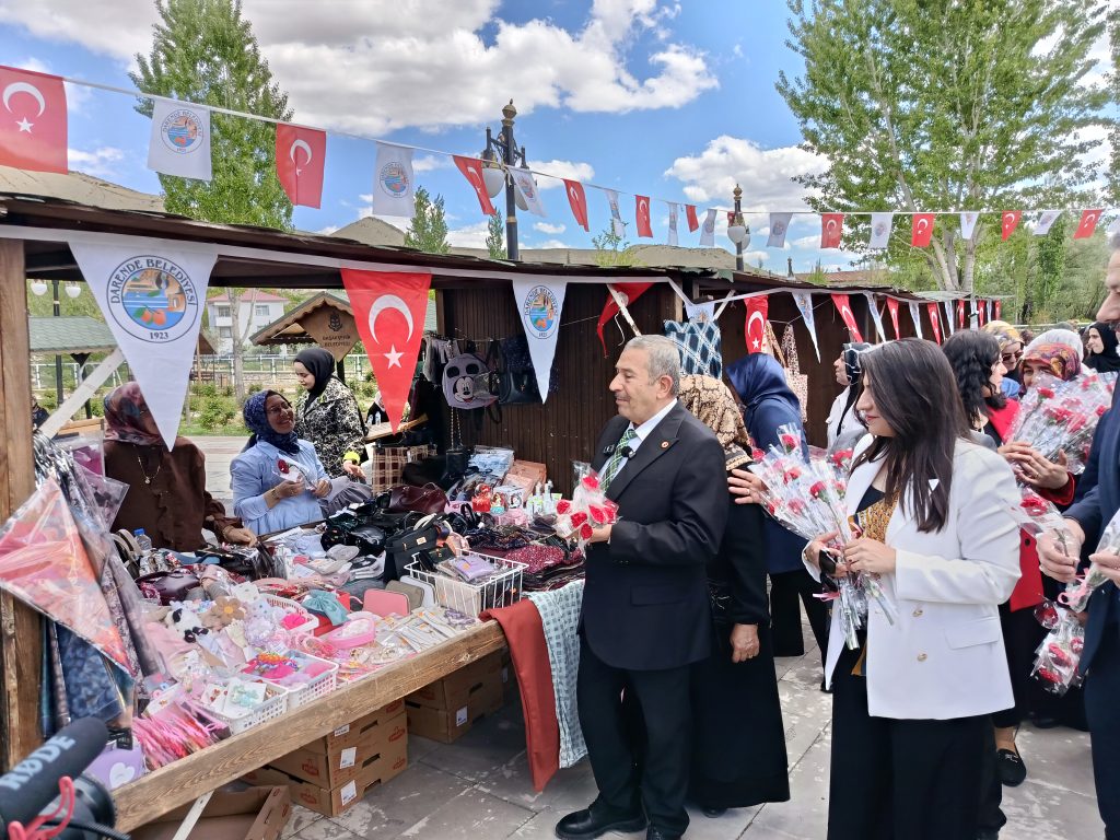 Darende’de Anneler Günü Şenliğine Yoğun İlgi