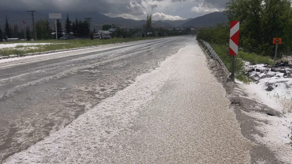 Dolu Yağışı Kayısı Bahçelerini Vurdu, Yollar Beyaza Büründü