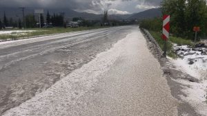 Dolu Yağışı Kayısı Bahçelerini Vurdu, Yollar Beyaza Büründü