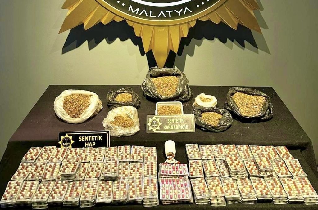 Uyuşturucu Operasyonunda Yakalanan 5 Şüpheli Tutuklandı
