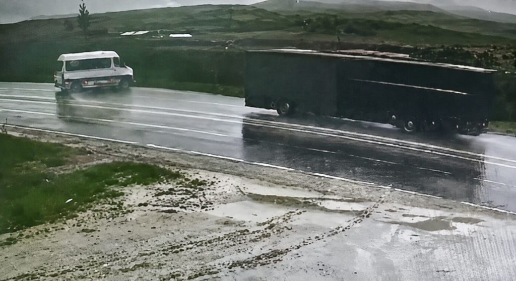 Yağış Kazayı Getirdi: Yolcu Minibüsü Şarampole Devrildi