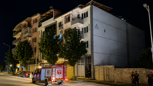 Halfettin’de Çatı Çöktü, Apartman Sakinleri Deprem Paniği Yaşadı