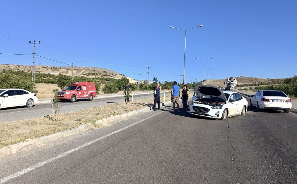 Arguvan Kavşağı’nda Lastik Patladı, Otomobil Karşı Şeride Geçti