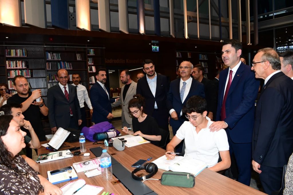 Bakan Kurum Şehir Kütüphanesi’nde Gençlerle Buluştu