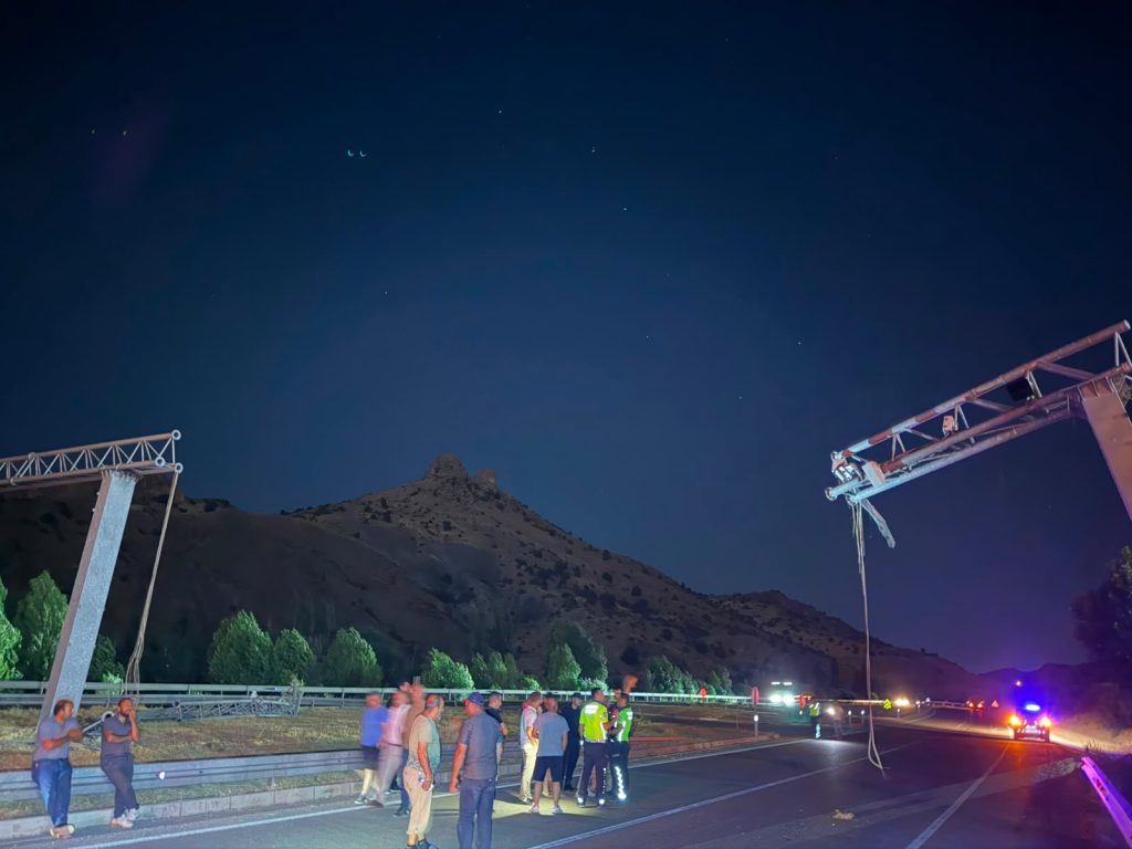 Hekimhan Yolunda Kaza: Mobese Direği Devrildi, Trafik Durdu