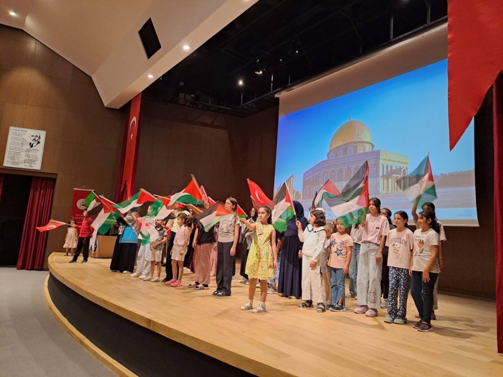 “Mescid-i Aksâ ve Umut” Tiyatrosu Arapgir’de Yoğun İlgi Gördü