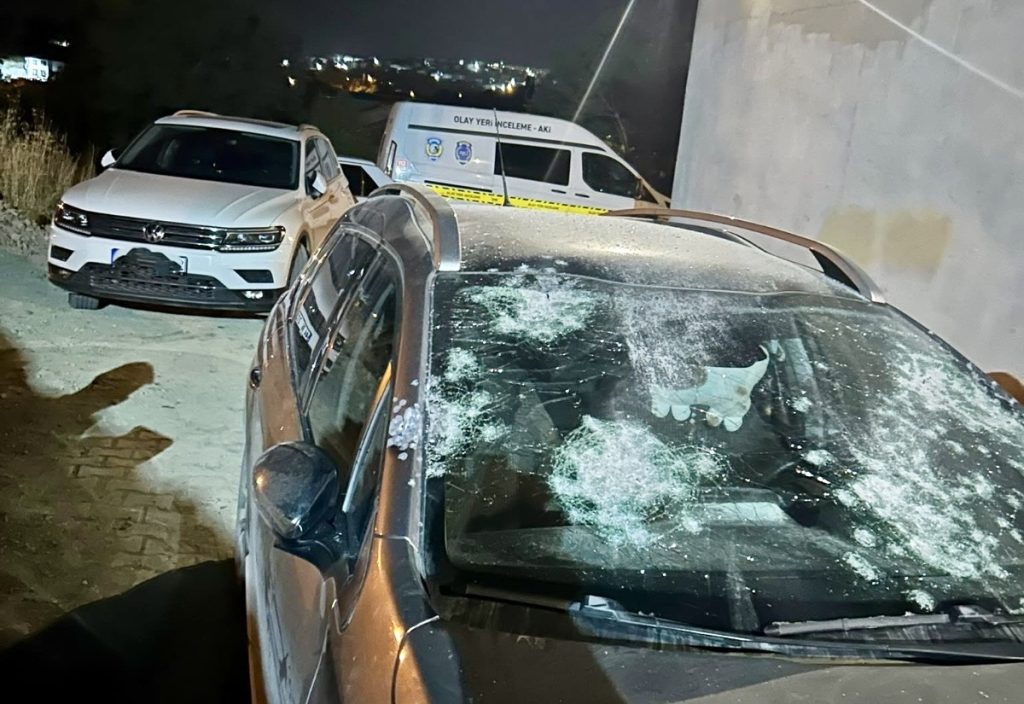 Park Halindeki Araca Kurşun Yağdırdılar; O Anlar Kamerada