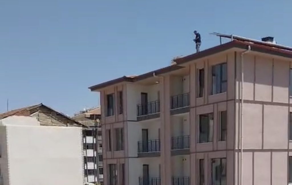TOKİ Şantiyesinde Alacak İddiası: Çatıya Çıkıp Sesini Duyurmaya Çalıştı
