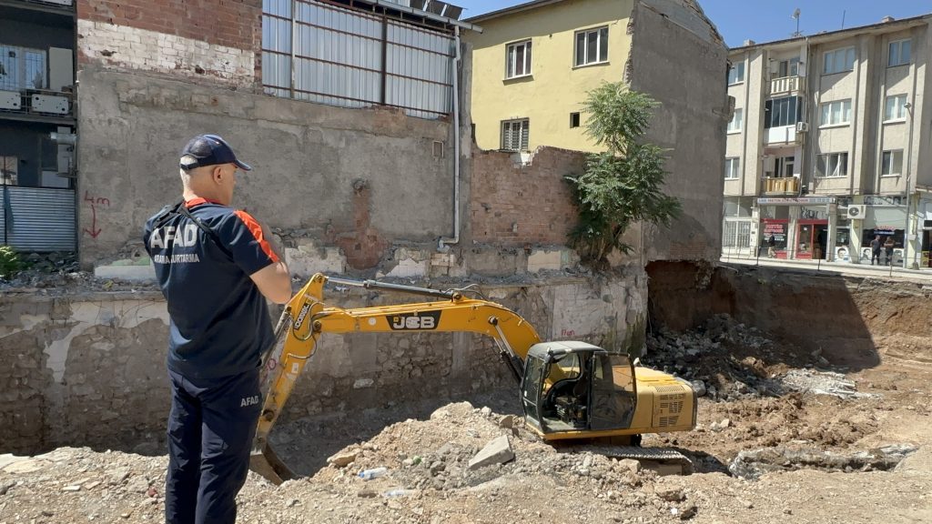Temel Kazısında Toprak Kaydı, 2 Katlı Ev Tahliye Edildi