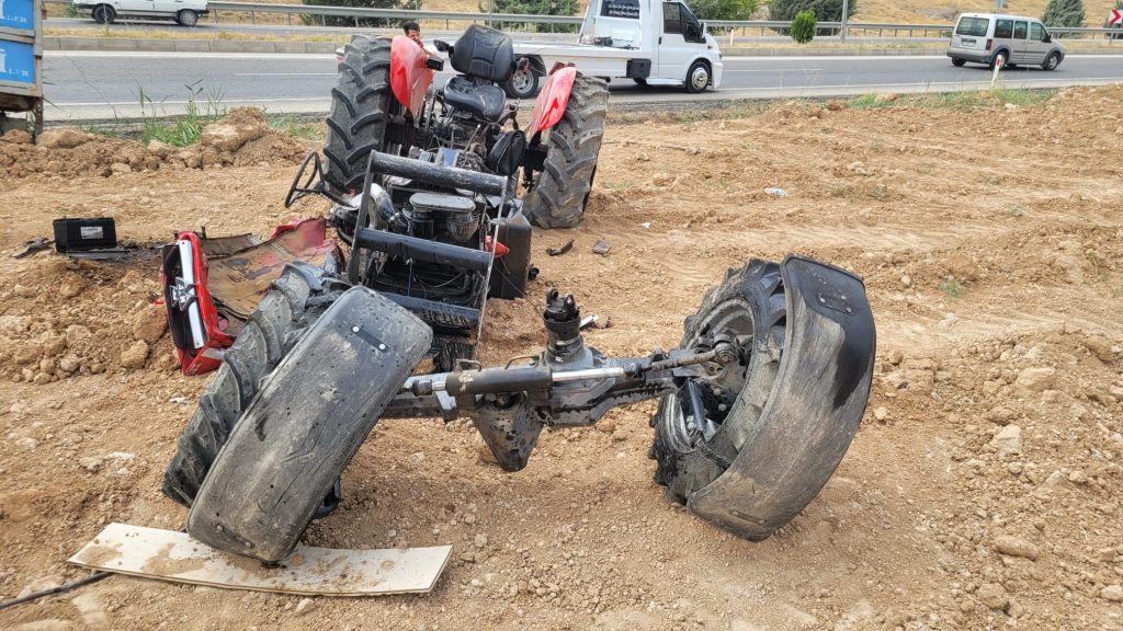 Traktör Şarampole Devrildi: 2 Yaralı