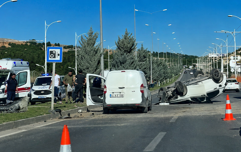 Üniversite Yolunda Feci Kaza: Otomobil Ters Döndü, Sürücü Yaralandı