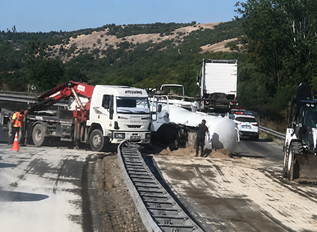 Yakıt Tankeri Devrildi, Kara Yolunda Önlem Alındı