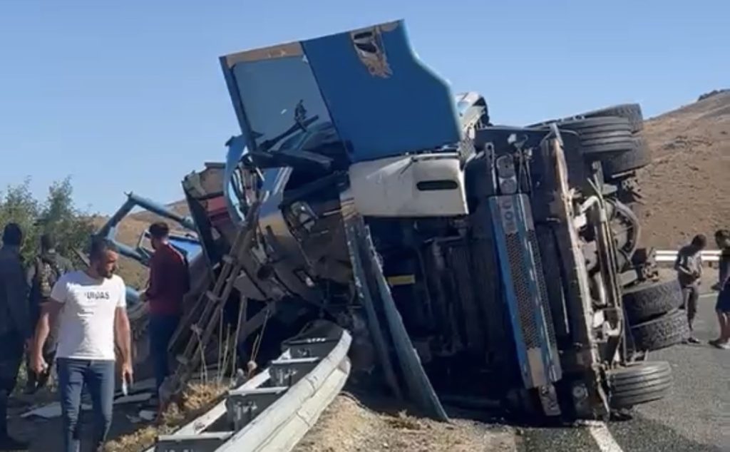 Malatya-Pütürge yolunda kamyon devrildi: 2 yaralı