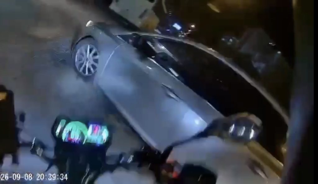 Motosiklet ile otomobil çarpıştı: Kaza anı kamerada