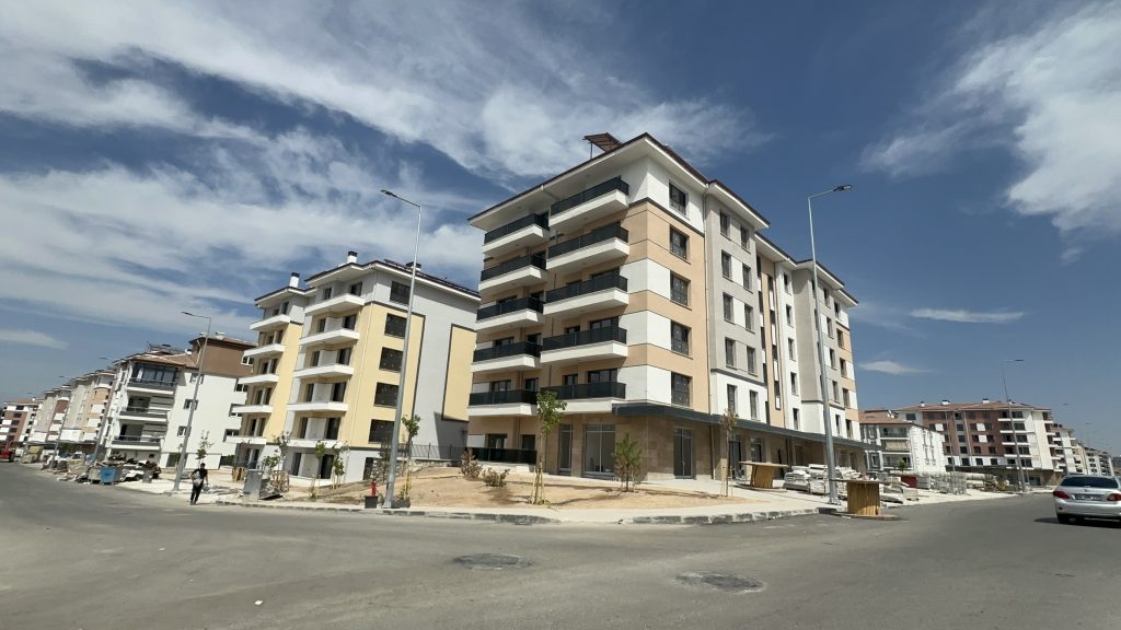 Zamanında Teslim Edilmeyen Konutlar, Depremzedeleri Mağdur Ediyor